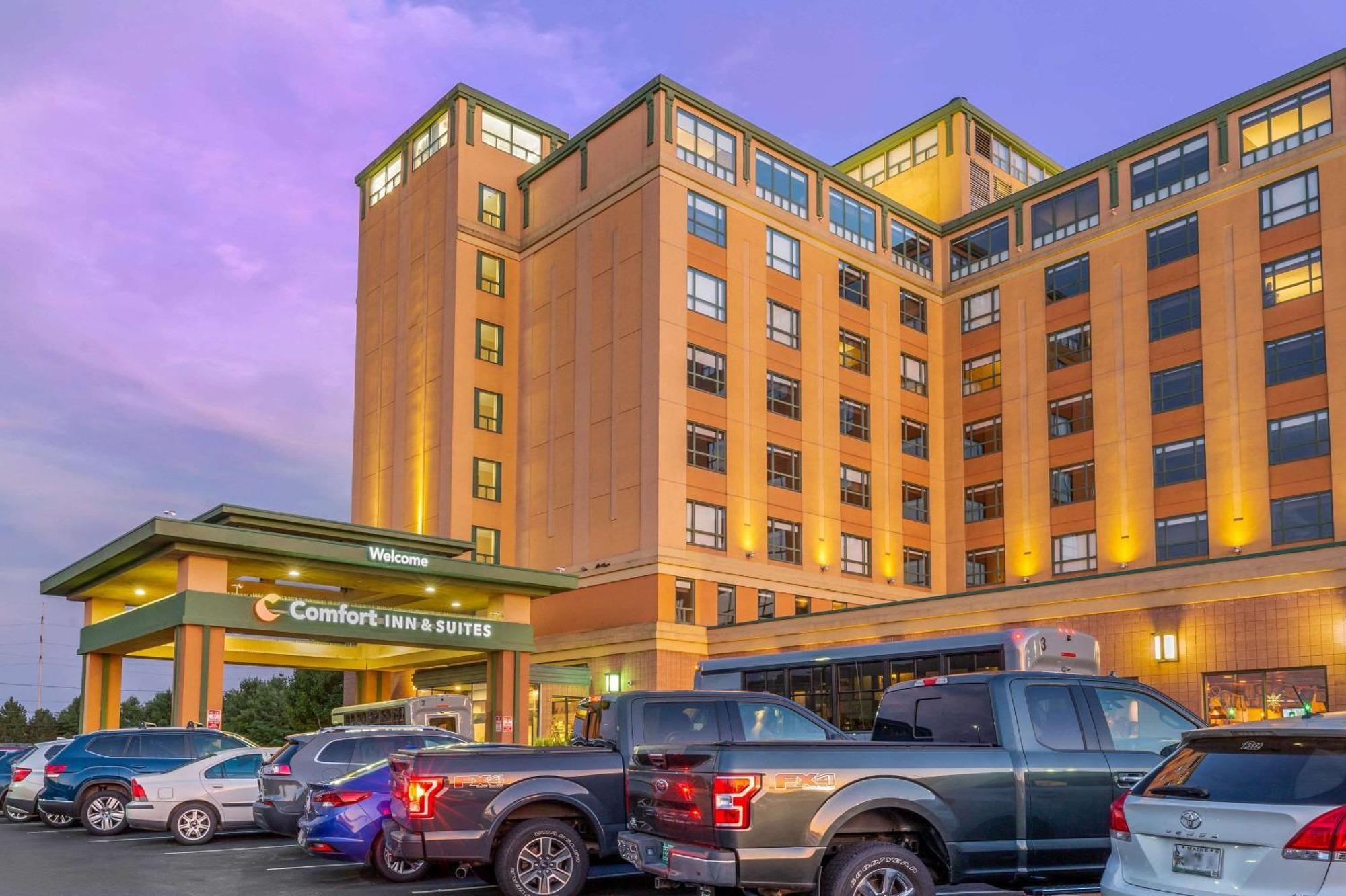 Comfort Inn & Suites Logan International Airport Revere Exterior photo