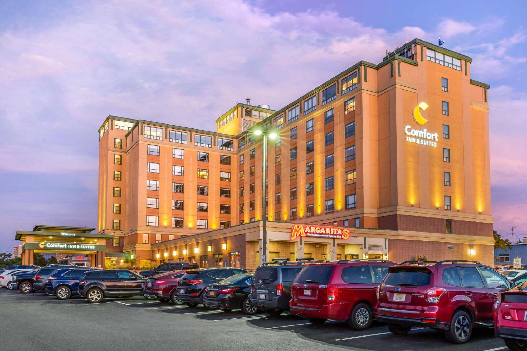 Comfort Inn & Suites Logan International Airport Revere Exterior photo